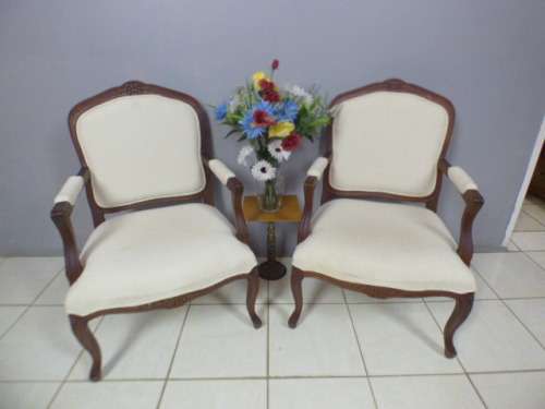 Two beautiful, elegant Queen Anne style arm chairs in great condition. Bid/chair