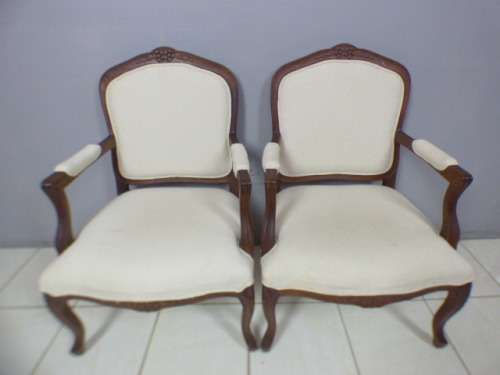 Two beautiful, elegant Queen Anne style arm chairs in great condition. Bid/chair