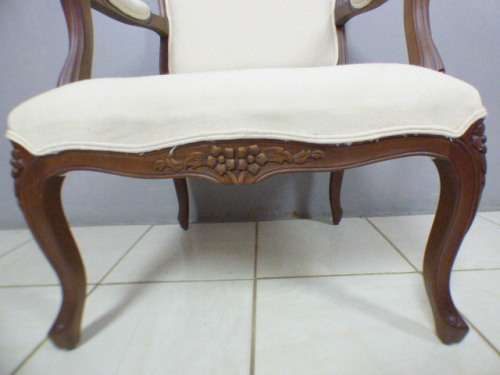 Two beautiful, elegant Queen Anne style arm chairs in great condition. Bid/chair