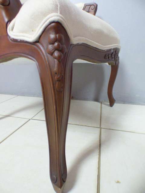 Two beautiful, elegant Queen Anne style arm chairs in great condition. Bid/chair