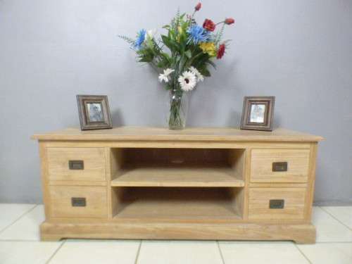A stunning & very stylish tv stand with 4 drawers and place for your entertainment centre!!