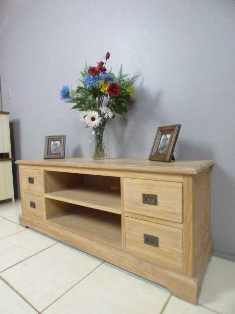 A stunning & very stylish tv stand with 4 drawers and place for your entertainment centre!!