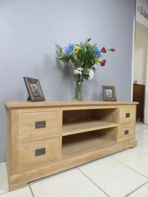 A stunning & very stylish tv stand with 4 drawers and place for your entertainment centre!!