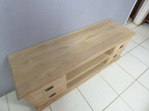 A stunning & very stylish tv stand with 4 drawers and place for your entertainment centre!!