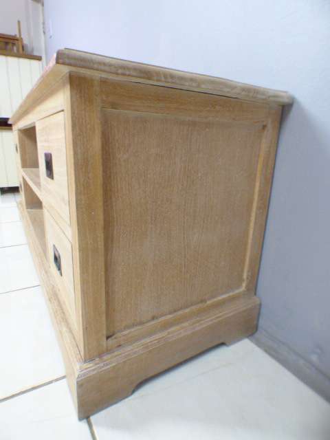 A stunning & very stylish tv stand with 4 drawers and place for your entertainment centre!!