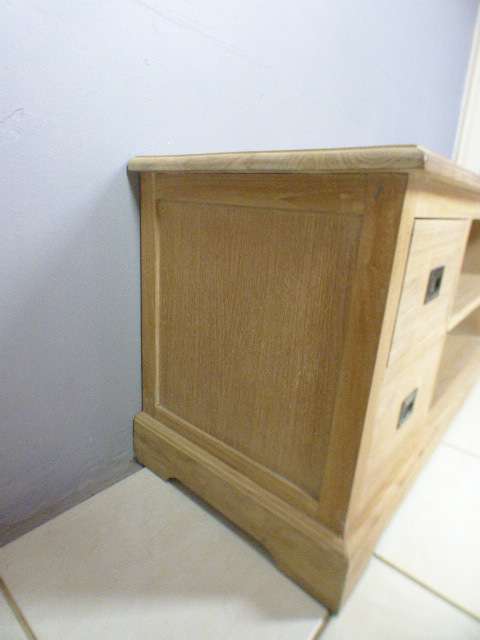 A stunning & very stylish tv stand with 4 drawers and place for your entertainment centre!!