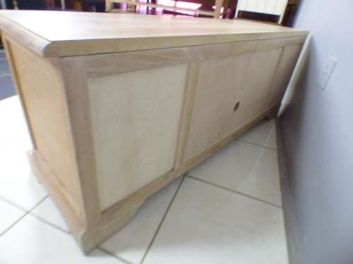 A stunning & very stylish tv stand with 4 drawers and place for your entertainment centre!!