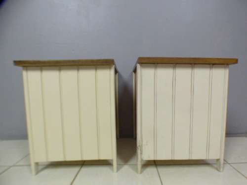 Two wonderful wooden single bedside pedestals in amazing condition - bid/pedestal