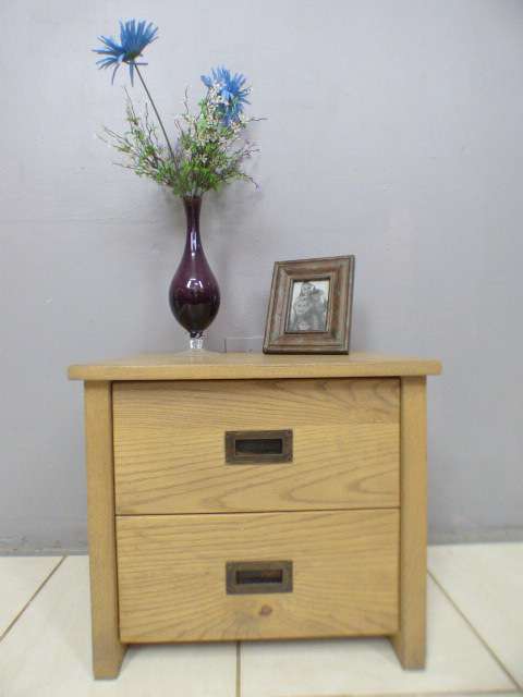 A lovely modern two drawer single bedside pedestal in amazing condition.  RS17