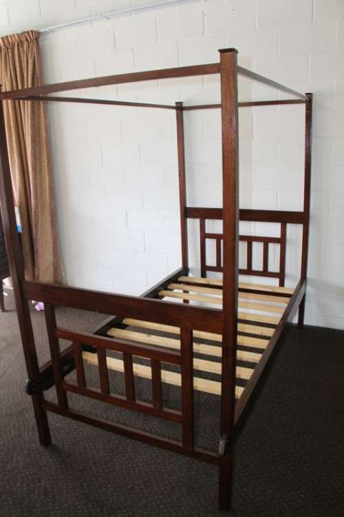 An amazing three quarter (four poster) canopy bed in stunning condition.RS17Bed