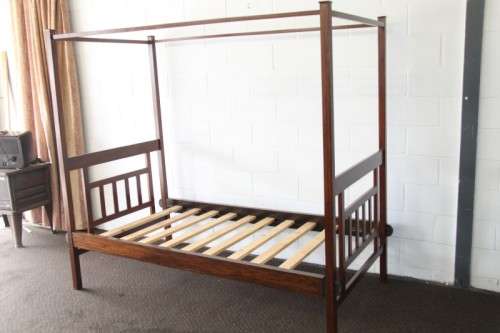 An amazing three quarter (four poster) canopy bed in stunning condition.RS17Bed