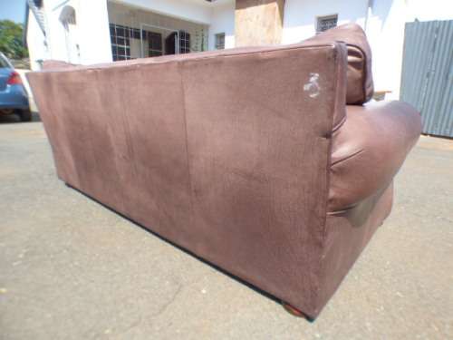 A stunning x-large modern styled brown genuine leather couch in great condition. RS17