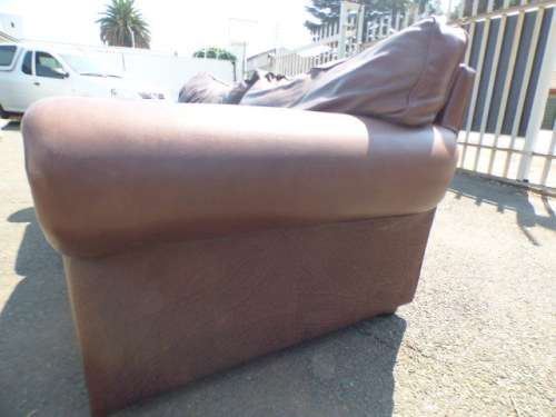 A stunning x-large modern styled brown genuine leather couch in great condition. RS17