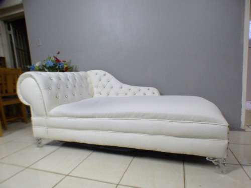 A superb x-large PU leather Chesterfield style chaise lounge w crystal like studs. Style & class!!!!