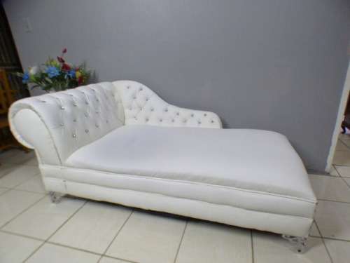 A superb x-large PU leather Chesterfield style chaise lounge w crystal like studs. Style & class!!!!