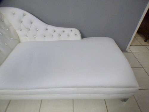 A superb x-large PU leather Chesterfield style chaise lounge w crystal like studs. Style & class!!!!