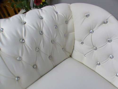 A superb x-large PU leather Chesterfield style chaise lounge w crystal like studs. Style & class!!!!