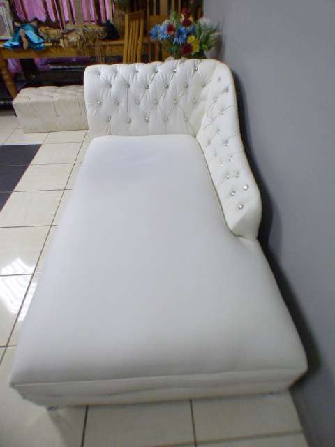 A superb x-large PU leather Chesterfield style chaise lounge w crystal like studs. Style & class!!!!