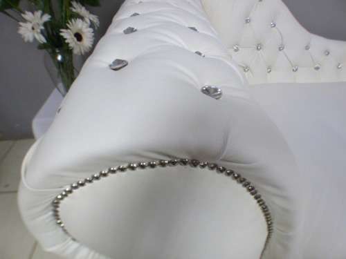 A superb x-large PU leather Chesterfield style chaise lounge w crystal like studs. Style & class!!!!