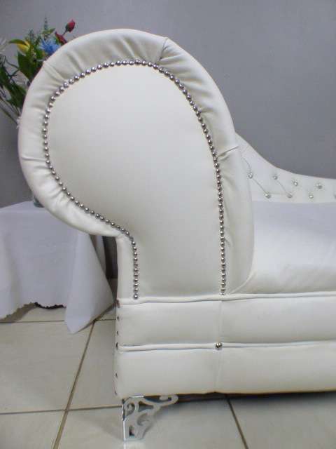A superb x-large PU leather Chesterfield style chaise lounge w crystal like studs. Style & class!!!!