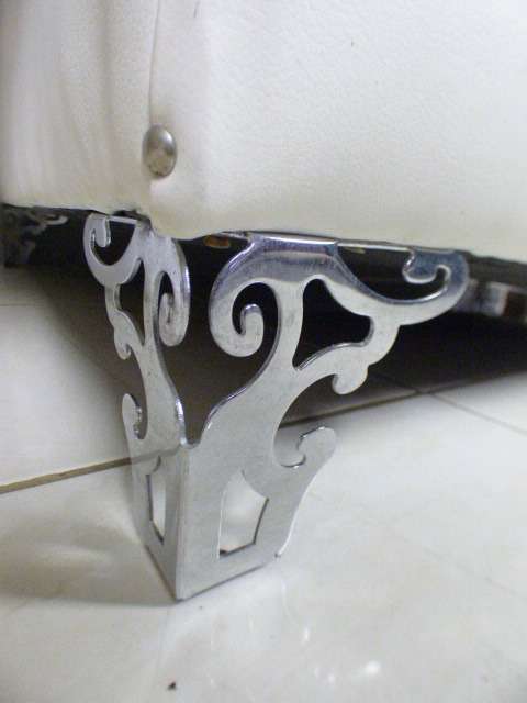 A superb x-large PU leather Chesterfield style chaise lounge w crystal like studs. Style & class!!!!