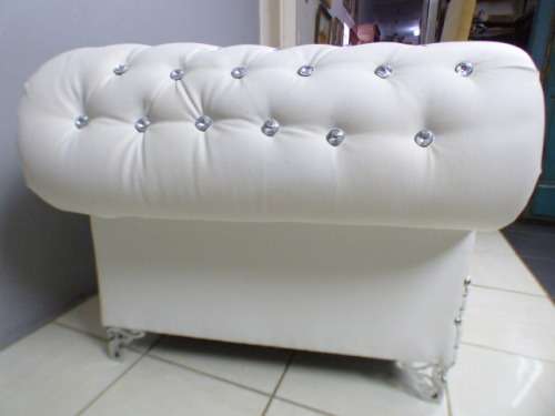 A superb x-large PU leather Chesterfield style chaise lounge w crystal like studs. Style & class!!!!