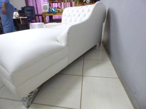 A superb x-large PU leather Chesterfield style chaise lounge w crystal like studs. Style & class!!!!