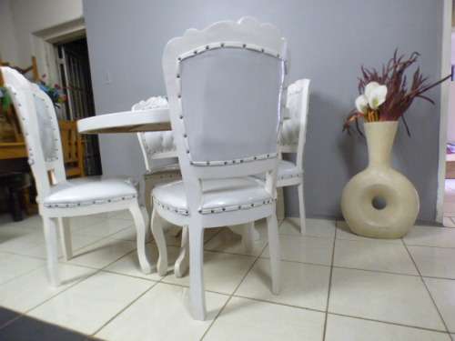 A fabulous upmarket dining room suite w 4 gorgeous chairs and a round table; beautiful & elegant!!!