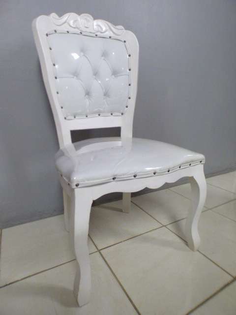 A fabulous upmarket dining room suite w 4 gorgeous chairs and a round table; beautiful & elegant!!!