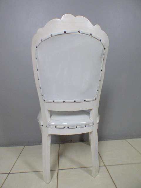 A fabulous upmarket dining room suite w 4 gorgeous chairs and a round table; beautiful & elegant!!!