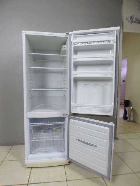 A lovely Defy C300 fridge freezer in great working condition!!! Bargain!!!