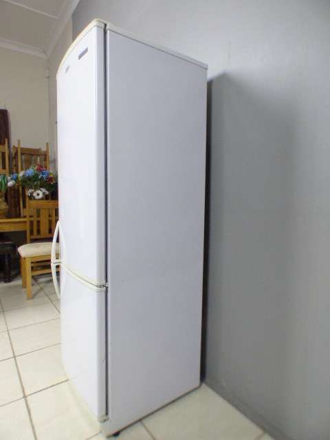A lovely Defy C300 fridge freezer in great working condition!!! Bargain!!!