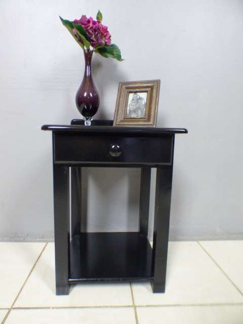 A lovely modern single drawer bedside pedestal in great condition.