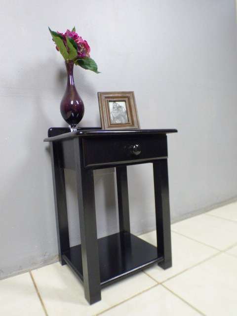 A lovely modern single drawer bedside pedestal in great condition.