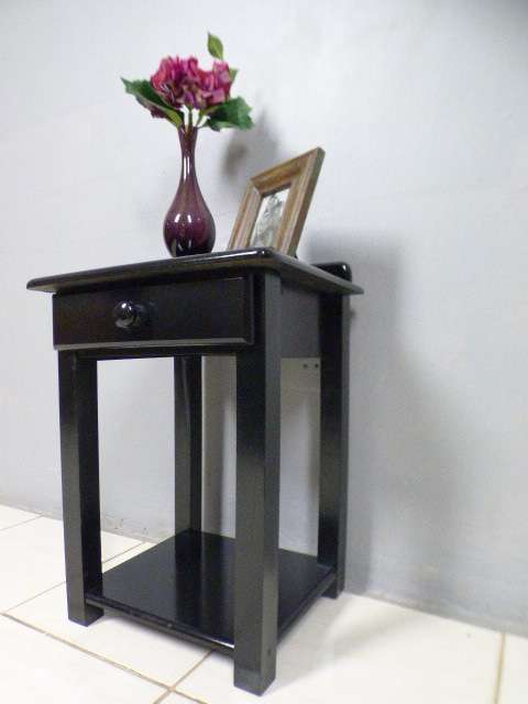 A lovely modern single drawer bedside pedestal in great condition.