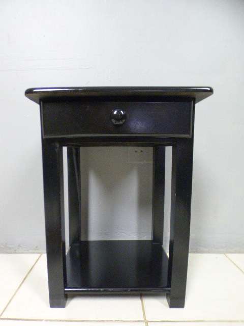 A lovely modern single drawer bedside pedestal in great condition.