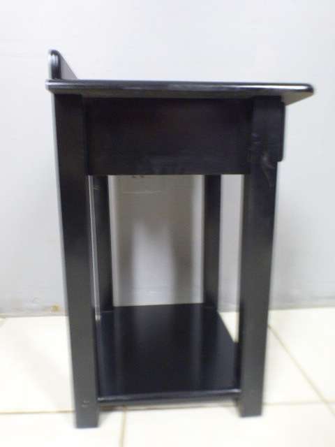 A lovely modern single drawer bedside pedestal in great condition.