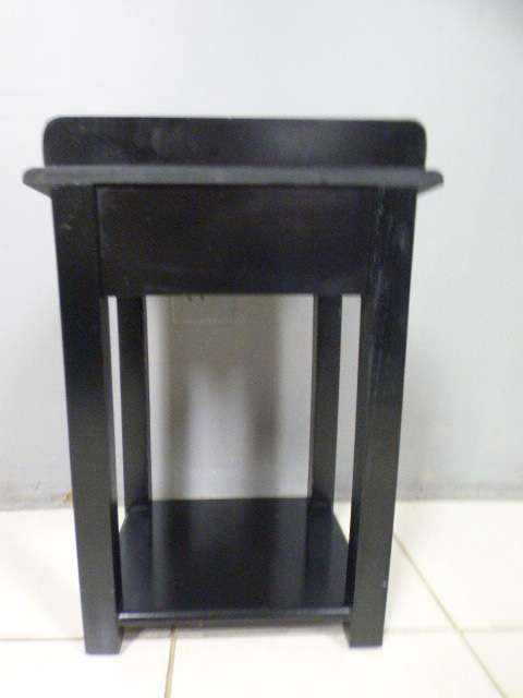 A lovely modern single drawer bedside pedestal in great condition.