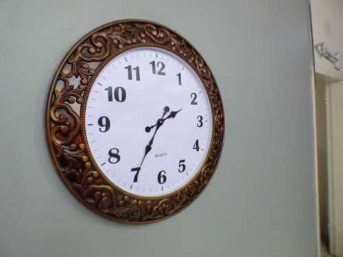 Awesome large battery operated wall clock. Stunning on a larger wall RS17Sale