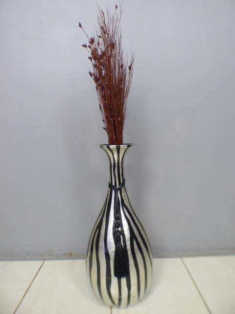 A beautiful floor standing vase. Gorgeous on its own or w/ large flower cuttings.