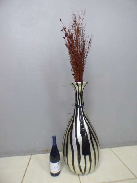 A beautiful floor standing vase. Gorgeous on its own or w/ large flower cuttings.