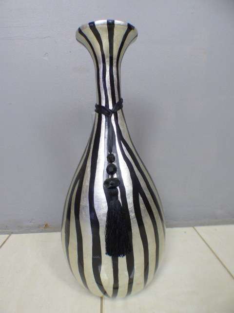 A beautiful floor standing vase. Gorgeous on its own or w/ large flower cuttings.