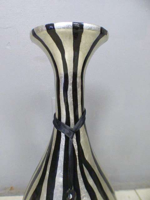 A beautiful floor standing vase. Gorgeous on its own or w/ large flower cuttings.