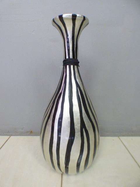 A beautiful floor standing vase. Gorgeous on its own or w/ large flower cuttings.