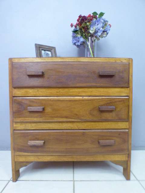 Beautiful solidly built vintage Oak 3-draw chest of drawers! Beautiful! RS17Sale