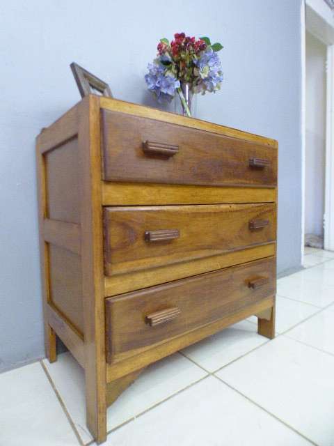 Beautiful solidly built vintage Oak 3-draw chest of drawers! Beautiful! RS17Sale