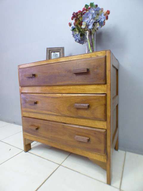 Beautiful solidly built vintage Oak 3-draw chest of drawers! Beautiful! RS17Sale