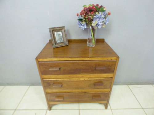 Beautiful solidly built vintage Oak 3-draw chest of drawers! Beautiful! RS17Sale