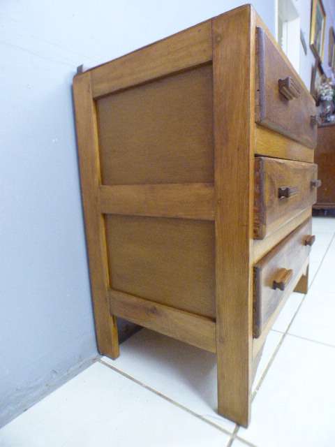 Beautiful solidly built vintage Oak 3-draw chest of drawers! Beautiful! RS17Sale