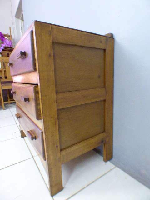 Beautiful solidly built vintage Oak 3-draw chest of drawers! Beautiful! RS17Sale